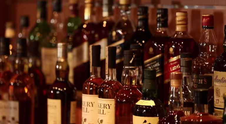 Dawn Princess Whisky Bar_cruisepassenger_rate your ship