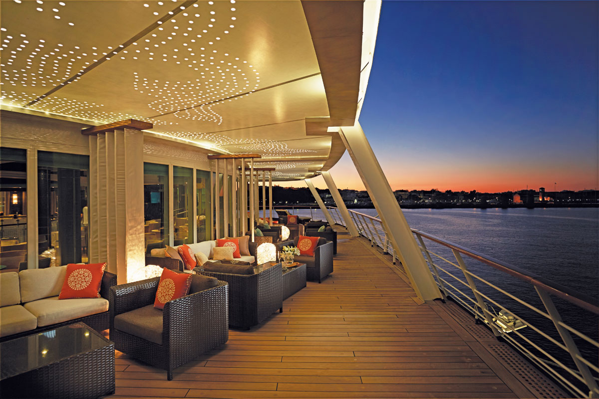 Regent Seven Seas Voyager, Horizon Lounge
