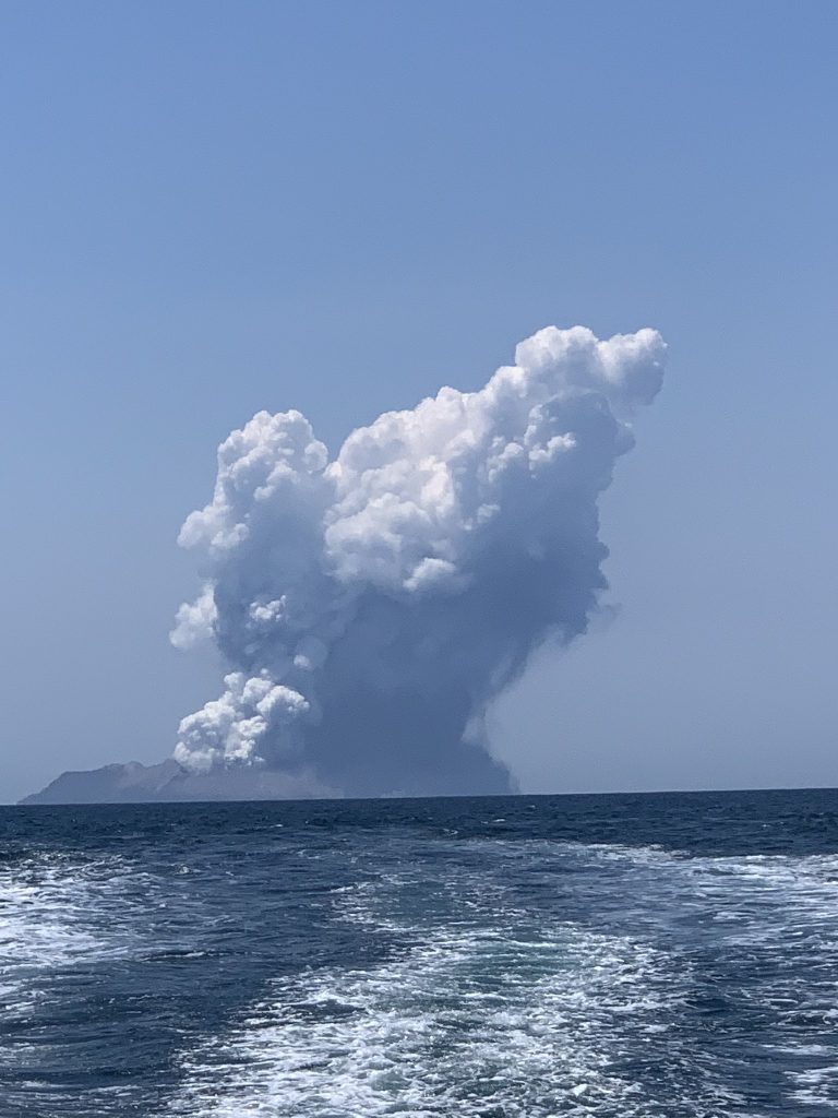 A picture of the eruption from @Littlejon_81 on Twitter