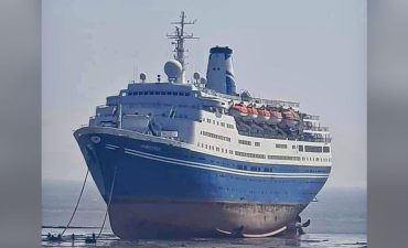 Cruise liner at Indian breakers yard