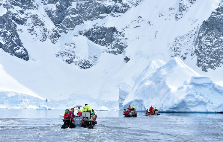 RIB safari Cuverville Island Antarktis HGR 48138 Foto Marsel van Oosten