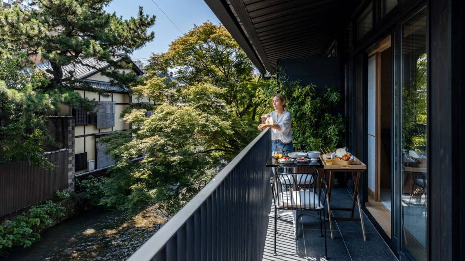 TheShinmonzenWomanBalcony