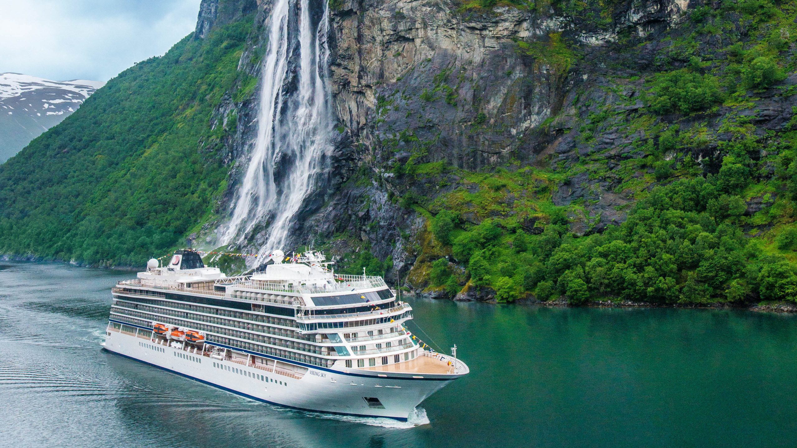 Viking-orion-in-new-zealand-sailing-in-the-milford-sound