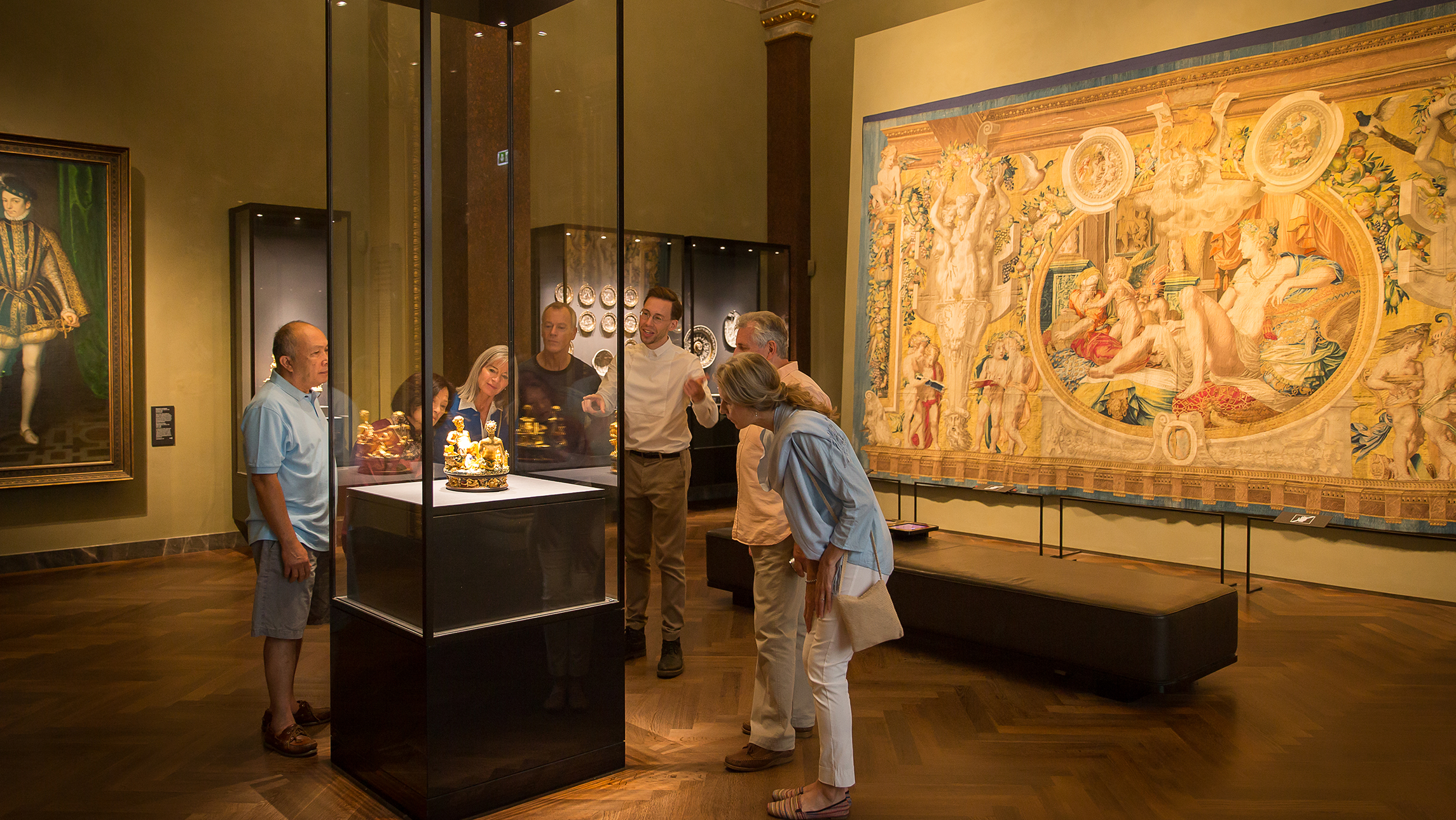 Cruise passengers looking at the KH Museum in Vienna on a shore excursions
