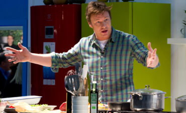 Jamie Oliver conducts a cooking show