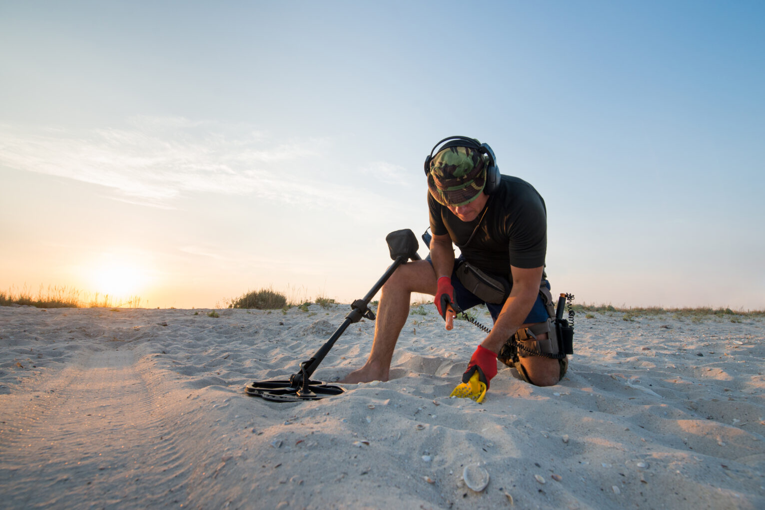 This metal detector is not part of the list  of banned items on a cruise. 