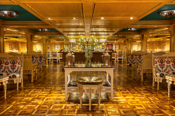 UW SX Lounge Bar 8492