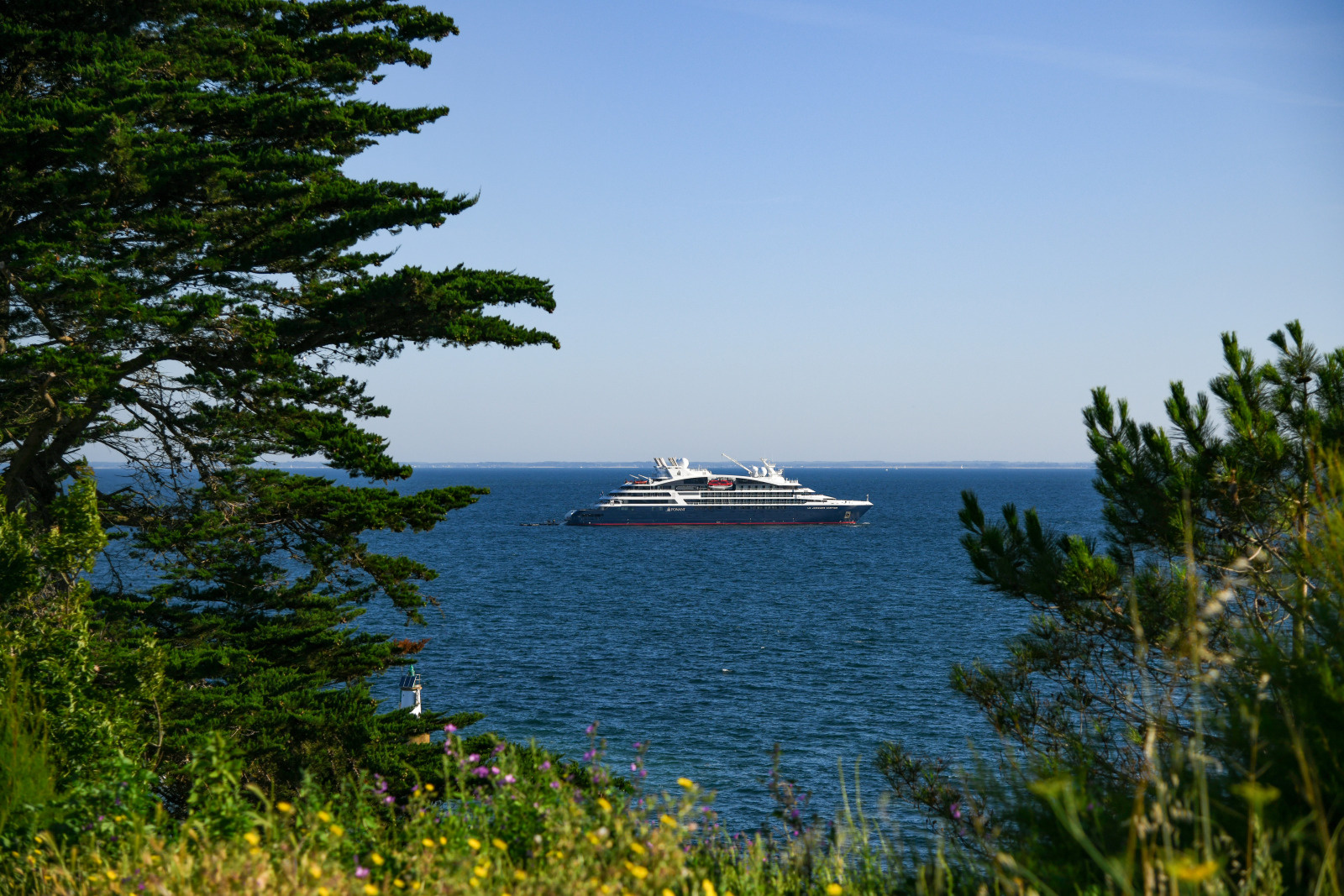 Le Jacques Cartier sailing