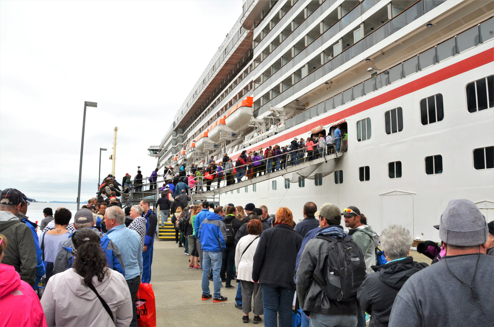 Ketchikan,Alaska,,Usa.Tourists,Lined,Up,To