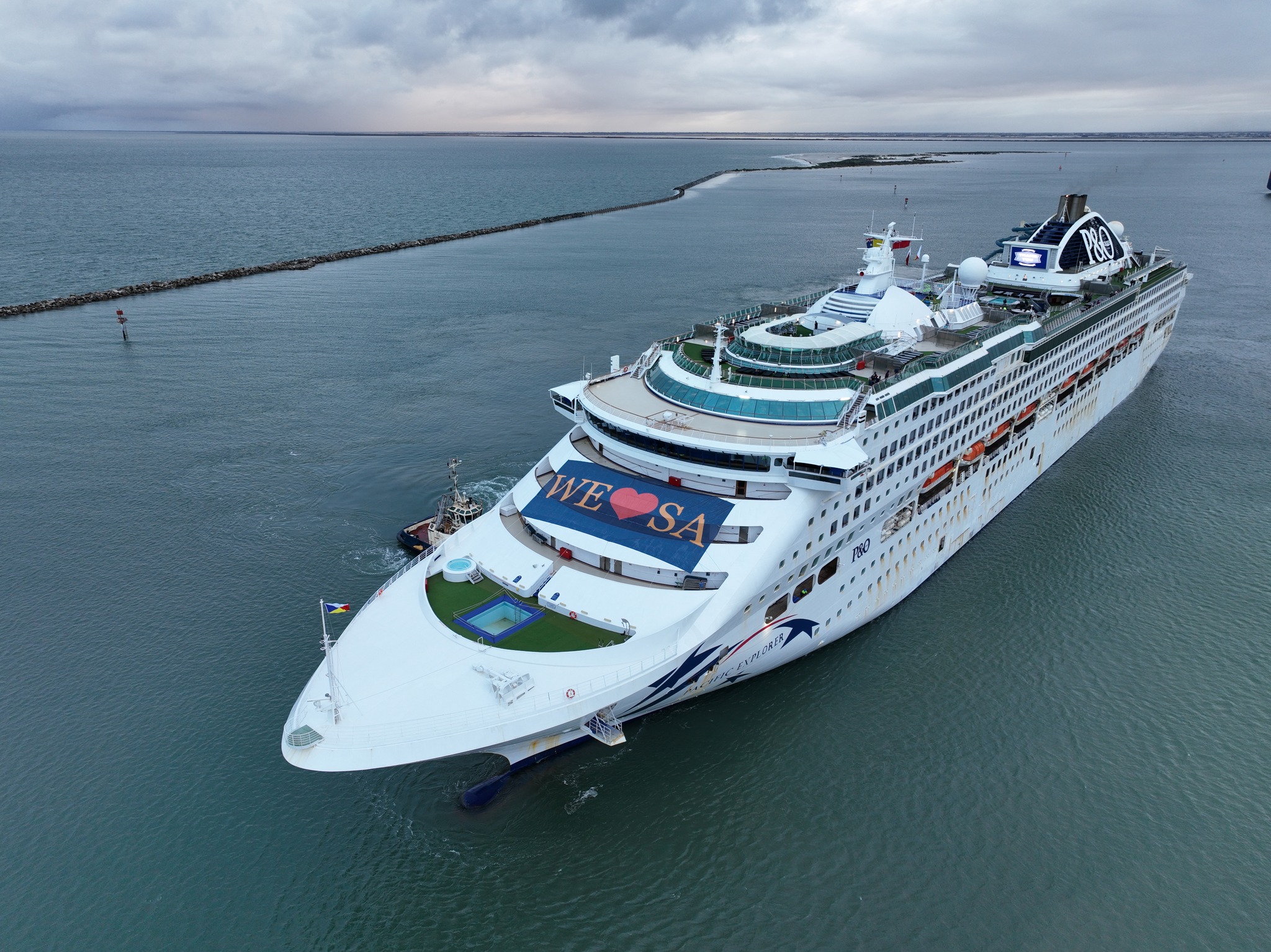 P&O sails with a sign from South Australia tourism.