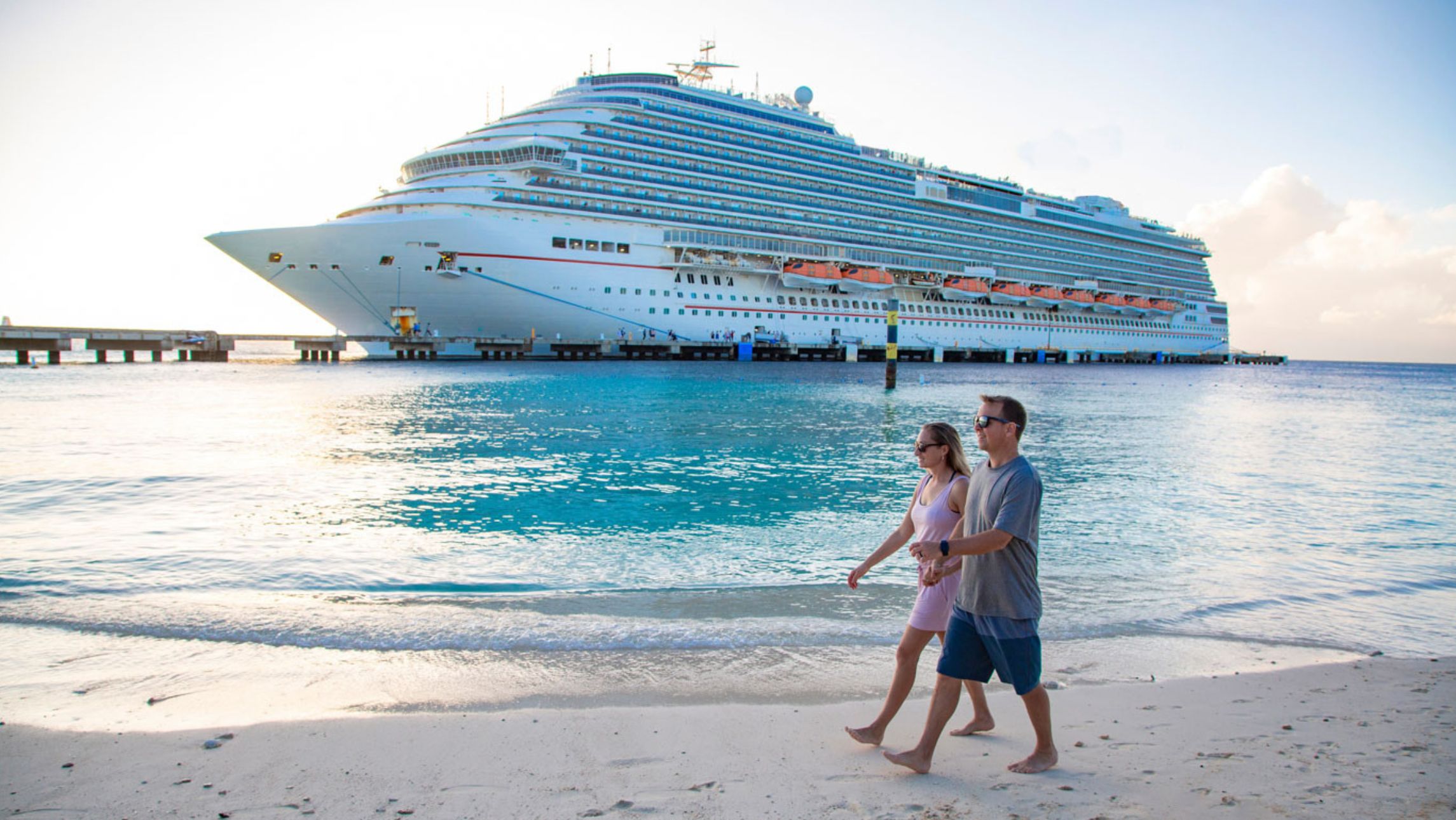 Should cruisers take up credit card travel insurance? Couple with a cruise ship