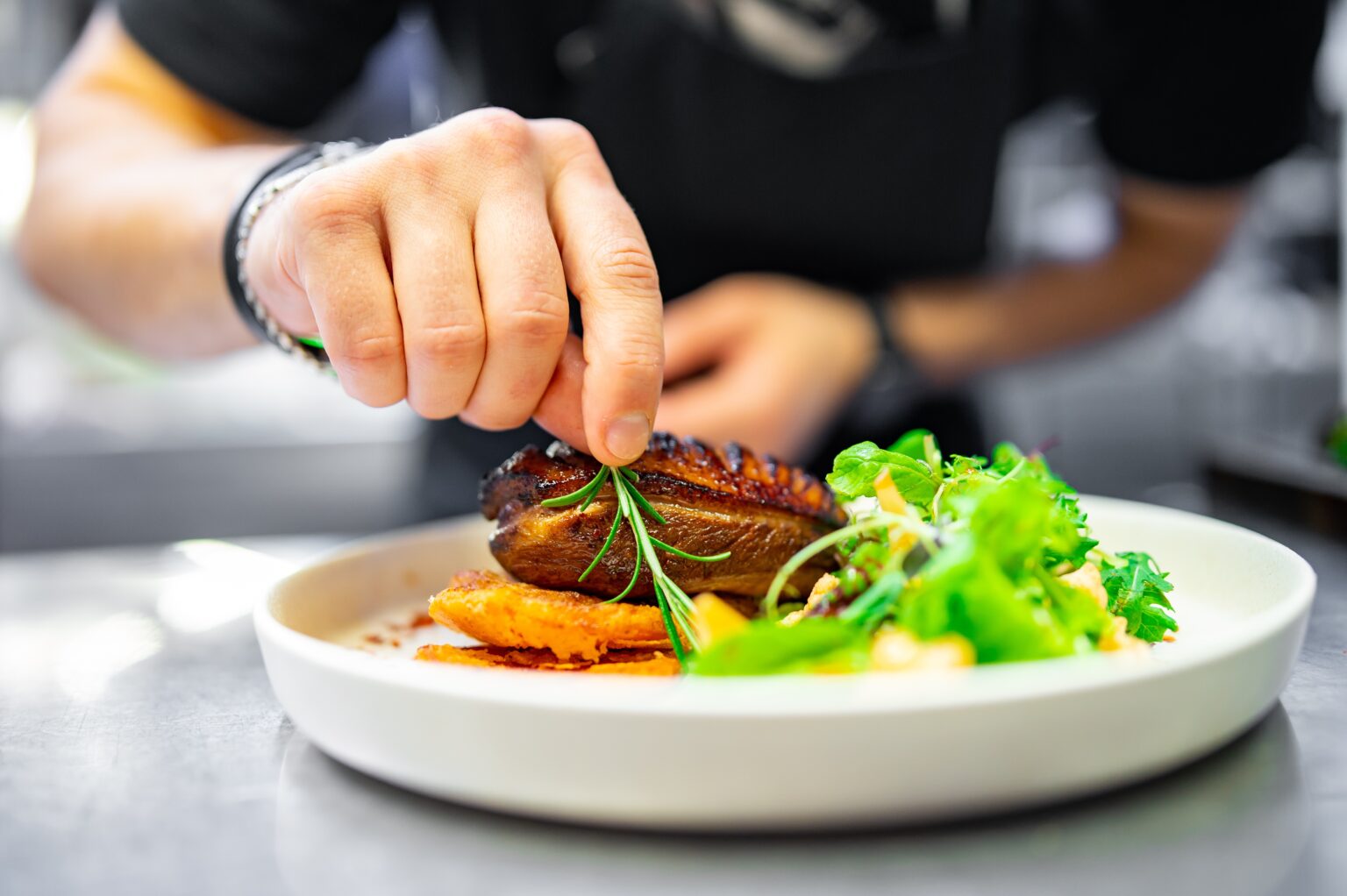 Chef,Hand,Cooking,Roasted,Duck,Breast,Fillets,With,Vegetable,Salad